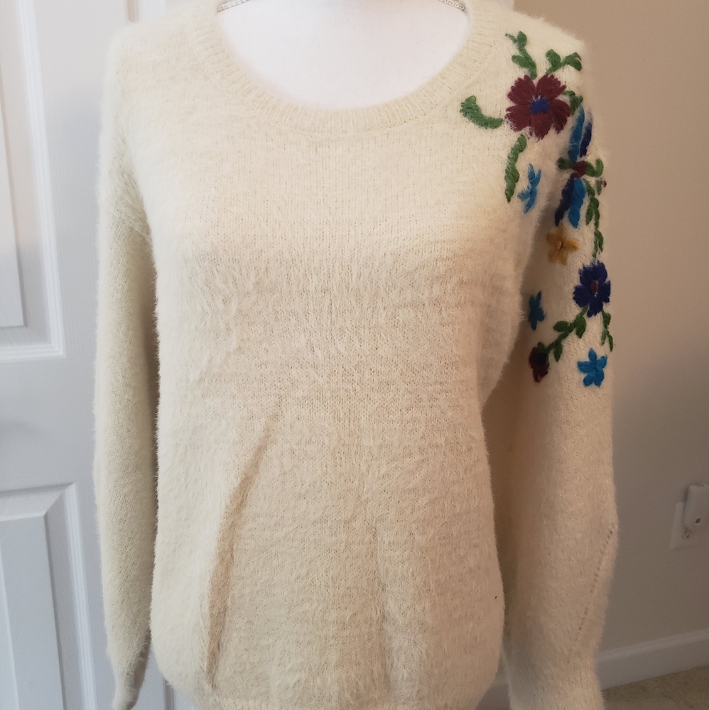 LE LIS

Kiska Embroidery Detail Pullover